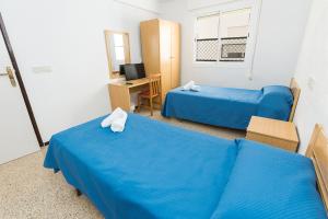 Postel nebo postele na pokoji v ubytování Hostal El Mercat