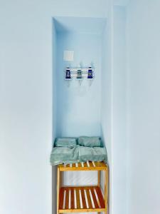 um quarto com uma prateleira com toalhas em Go surf em Parede