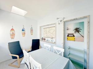 帕雷吉的住宿－Go surf，一间带桌椅和窗户的用餐室