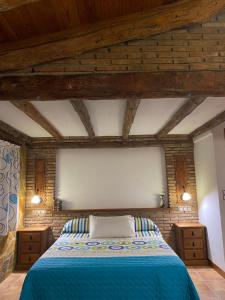 BenamaurelにあるAlhanda Apartahotelの木製の天井の客室で、ベッドルーム1室(ベッド1台付)