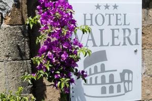 Logoet eller skiltet for hotellet