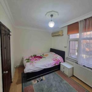 um quarto com uma cama num quarto com uma janela em 1+1 Flat in Fatih Aksaray em Istambul