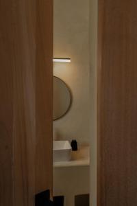 カンペチェにあるNarrativ Lofts - Numen - Stylish Hideawayのバスルーム(鏡、シンク付)