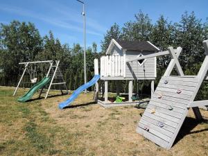 un grupo de equipos de juegos en un patio en New holiday homes for 2 people in Dziwnówek en Dziwnówek