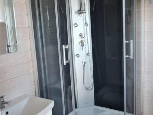 un bagno con doccia e lavandino di Holiday House in Dziwnówek near Sea and Lake a Dziwnówek Altre 18 foto