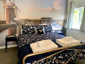 Delightful 1 bed, 1 bath Norfolk Broads Guesthouse tesisinde bir odada yatak veya yataklar
