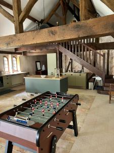 Una habitación grande con un futbolín sobre una mesa. en Gîte de charme-aux portes de Chambord-2h de Paris, en Huisseau-sur-Cosson