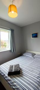 Un dormitorio con una cama con una toalla. en ExCel Exhibition Center Apartment, en Londres