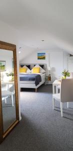 a bedroom with a bed and a mirror at Nordsee Ferienwohnung im Künstlerhaus bei Husum - keine Monteure Arbeiter in Oldersbek