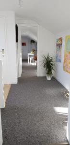 an open hallway with a table in a room at Nordsee Ferienwohnung im Künstlerhaus bei Husum - keine Monteure Arbeiter in Oldersbek +23 photos