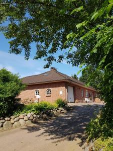 a brick building with a driveway in front of it at Nordsee Ferienwohnung im Künstlerhaus bei Husum - keine Monteure Arbeiter in Oldersbek