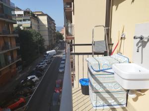 balkon z toaletą i ulicę z zaparkowanymi samochodami w obiekcie La Casetta tra Chianti e Firenze w mieście Scandicci