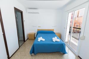 Postel nebo postele na pokoji v ubytování Hostal El Mercat
