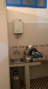 un bancone della cucina con lavandino in camera di Inviting 1-Bed Apartment in Ksar sghir a Ksar es-Seghir