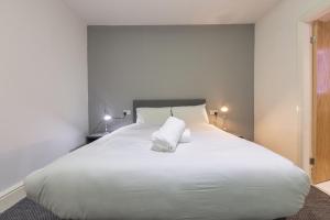 ein großes weißes Bett mit zwei Kissen darauf in der Unterkunft Blackpool Resort Hotel in Blackpool
