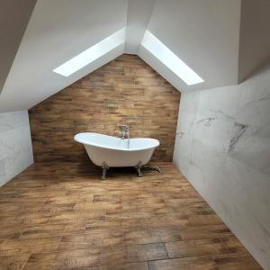 a bathroom with a bath tub in the middle of a wall at Green Hill House 