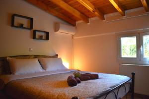 sypialnia z dużym łóżkiem i oknem w obiekcie Amara w mieście Artemida