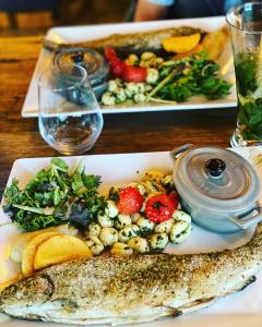 un piatto di cibo con un pesce su un tavolo di Hôtel Génépi a Beuil