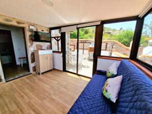 ein Schlafzimmer mit einem blauen Bett und einem Balkon in der Unterkunft Casa Rural Giovanni & Rosa B Icod de los Vinos by HRTenerife Net in Icod de los Vinos