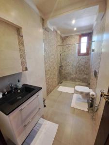 y baño con aseo, lavabo y ducha. en Villa Dar Laila en Marrakech