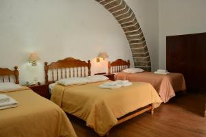 Habitación de hotel con 2 camas y escalera en Hotel Santa Rosa, en Ayacucho