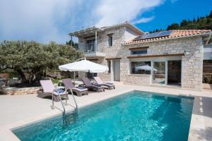 苏卡雷斯Dioni的带游泳池和房子的别墅