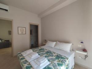 1 dormitorio con 1 cama con toallas en La Casetta tra Chianti e Firenze en Scandicci