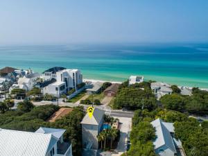 una vista aérea de una ciudad con casas y el océano en Camellia House, en Seagrove Beach