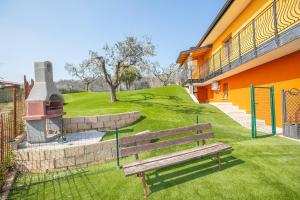 A garden outside Villa Teresa Apt Lake Garda View - Happy Rentals