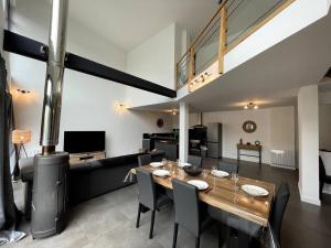 - une salle à manger avec une table et une cuisinière dans l'établissement Superbe loft lumineux à Caen, à Caen