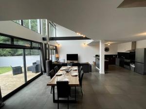 - une salle à manger et un salon avec une table et des chaises dans l'établissement Superbe loft lumineux à Caen, à Caen