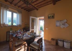 uma sala de jantar com uma mesa com pratos em La Casa Rossa em Coiano