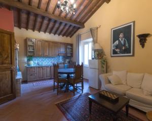uma sala de estar com um sofá e uma mesa em La Casa Rossa em Coiano