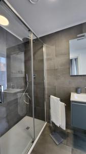 ein Bad mit einer Dusche und einem Waschbecken in der Unterkunft Comfort Accommodation Room in Bergamo