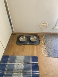 a bathroom with two bowls on a wooden floor with mats at Sale e Vele Apartments in Trapani