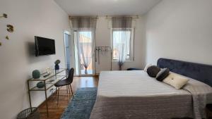 Comfort Accommodation Room في بيرغامو: غرفة نوم بسرير واريكة زرقاء