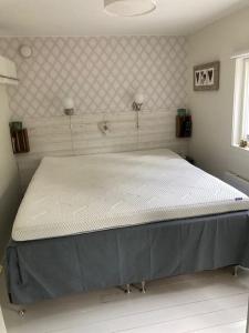 a bedroom with a large bed in a room at Strandnära mysig stuga med generösa utvändiga ytor in Mellbystrand