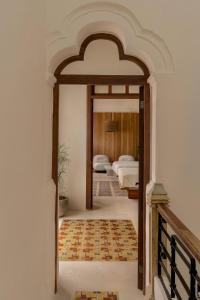 um arco que leva a um quarto com 2 camas em Narrativ Lofts - Lira - Mid Century Cozy Retreat em Campeche