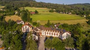 Hotel Wisła Premium في فيسلا: اطلالة جوية على بيت كبير في قرية