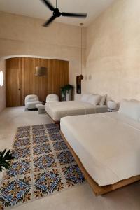 um quarto com 2 camas e um tapete em Narrativ Lofts - Lira - Mid Century Cozy Retreat em Campeche