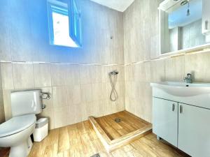 ein Bad mit einem WC und einem Waschbecken in der Unterkunft Talia Apartments in Budva
