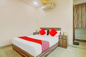 Krevet ili kreveti u jedinici u objektu Flagship Hotel S P Residency Near Tdi Mall