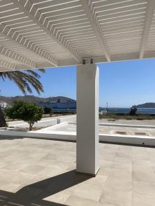 a white column in the middle of a patio at Luxury studio on the beach in Ios Chora