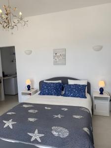 Postel nebo postele na pokoji v ubytování Luxury studio on the beach