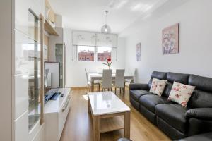 sala de estar con sofá y mesa en Apartamento Fénix, en Granada