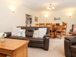 uma sala de estar com um sofá e uma mesa em Holly Cottage em Ambleside