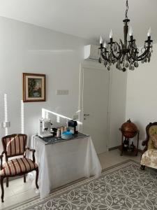 uma cozinha com uma mesa, um micro-ondas e uma cadeira em Villa Elena - Terra dei Miti - Agropoli, Ogliastro Cilento em Ogliastro Cilento
