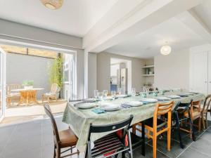 un comedor con una mesa larga y sillas en Walpole FRONT House sleeps 13-15 en Margate