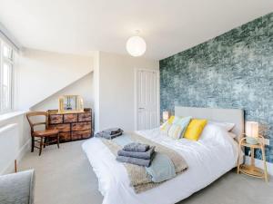 1 dormitorio con 1 cama grande y un mural en la pared en Walpole FRONT House sleeps 13-15 en Margate