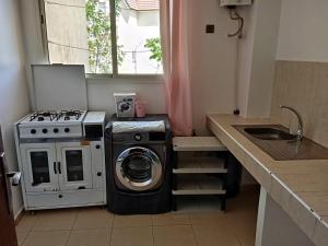 Il comprend une cuisine équipée d'un lave-linge et d'un évier. dans l'établissement Appartement Ifrane, à Ifrane